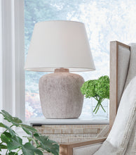 Load image into Gallery viewer, Danry Metal Table Lamp (1/CN)

